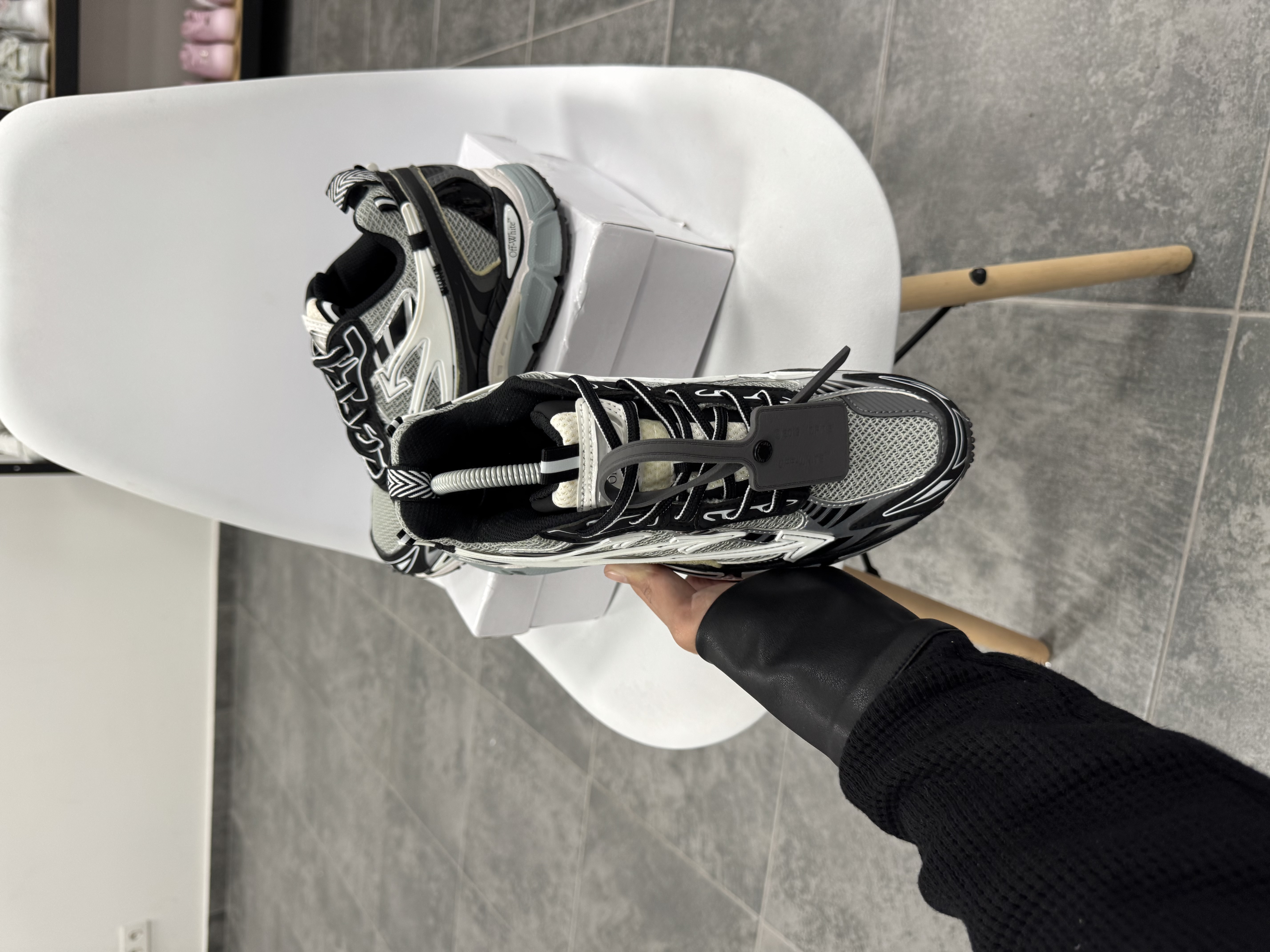 Off-White Be Right Back — 3