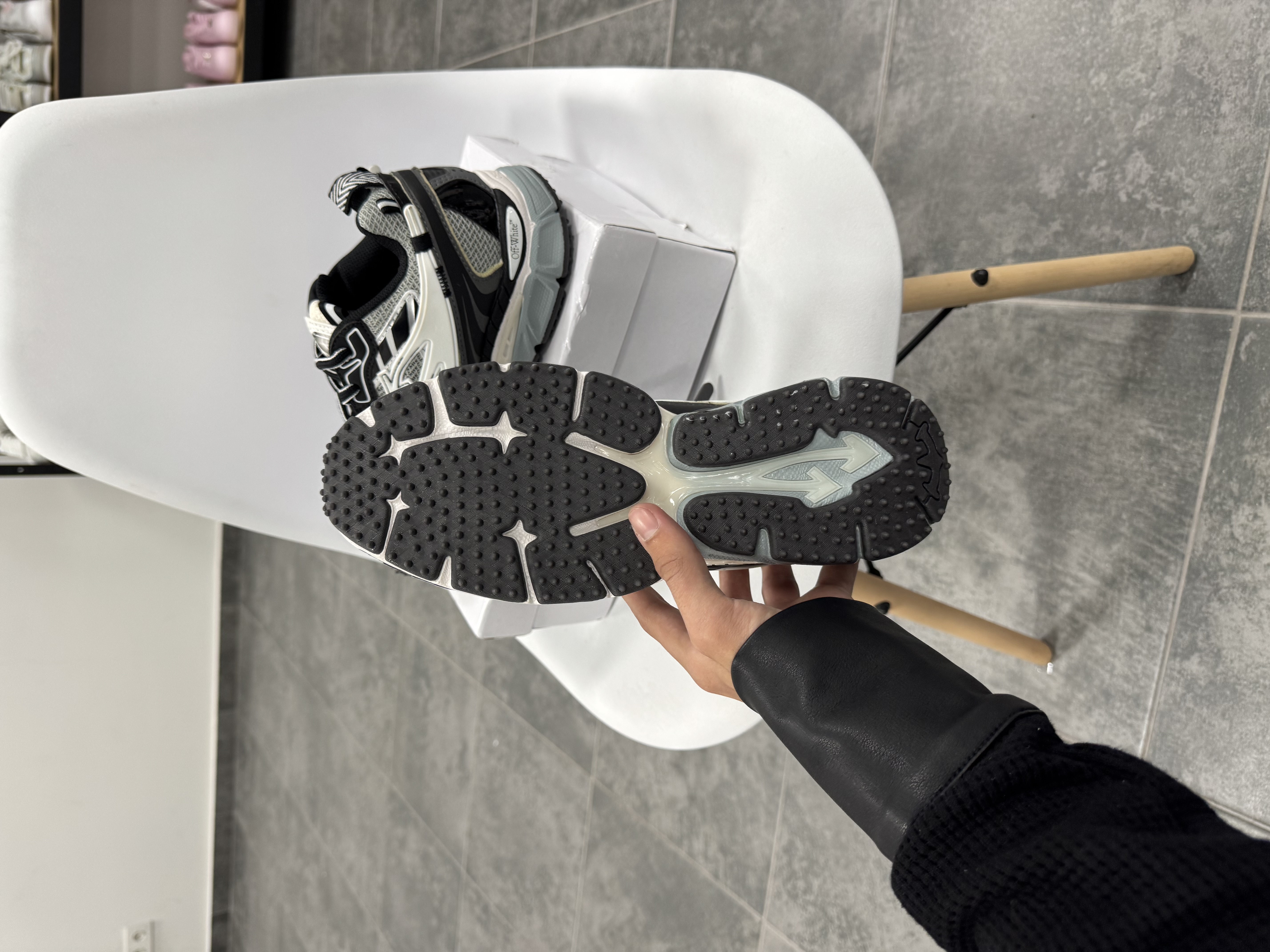 Off-White Be Right Back — 4